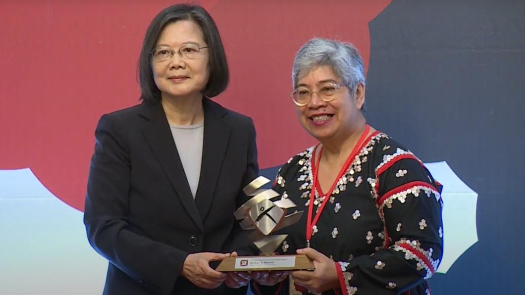 Tsai honors child rights advocate at ADHRA ceremony (Courtesy of Presidential Office)