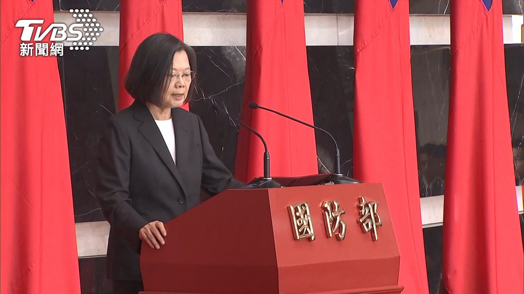 Tsai lauds officers at Defense Ministry promotion ceremony