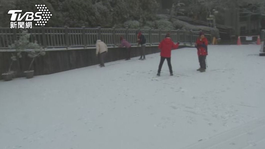 Taipingshan welcomes first snowfall amid -6 degrees Celsius (TVBS News)