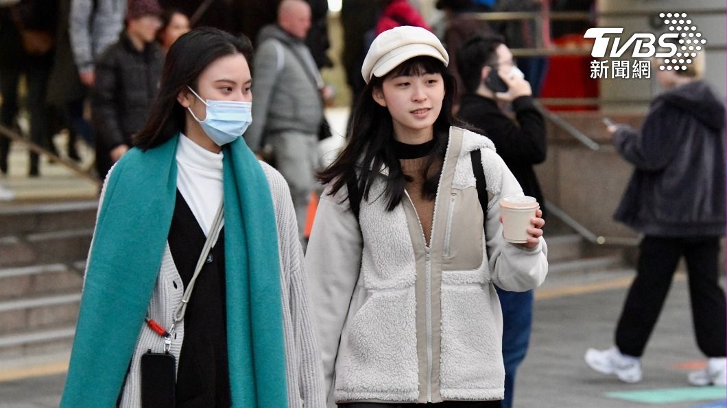 Intensifying cold weather sweeps Taiwan (TVBS News)