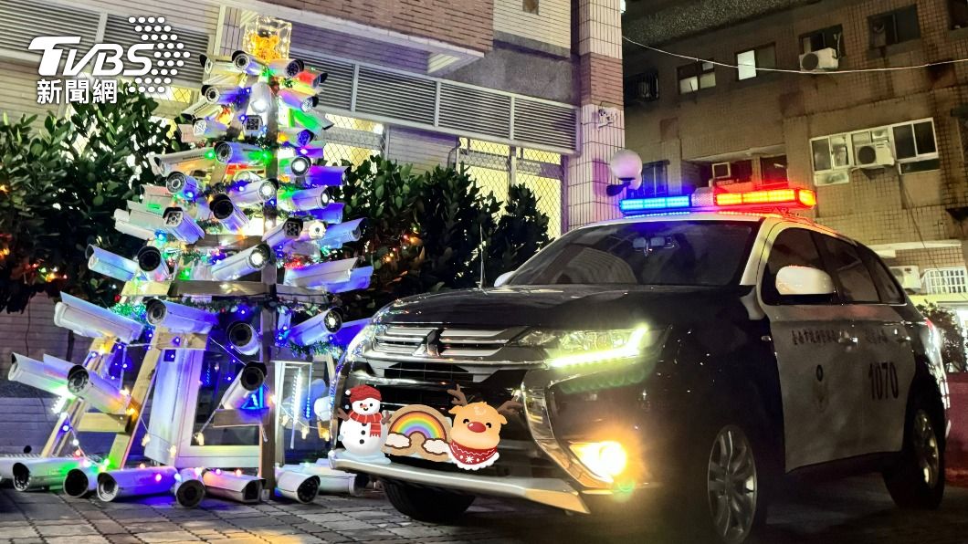 Discarded cameras turned into Christmas tree in Tainan (TVBS News)