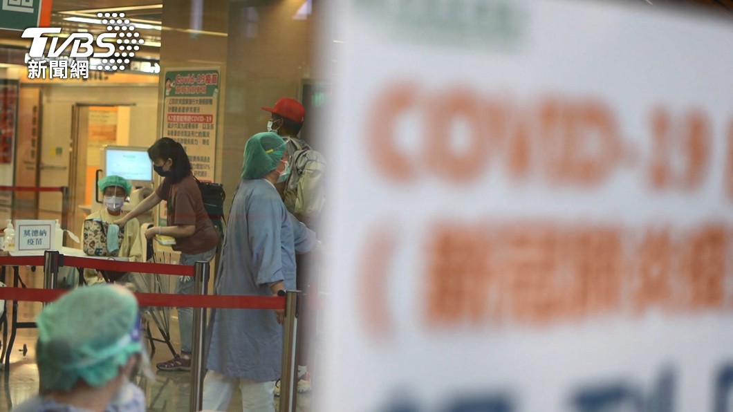 CDC provides COVID-19 test kits tests at Taoyuan Airport (TVBS News)