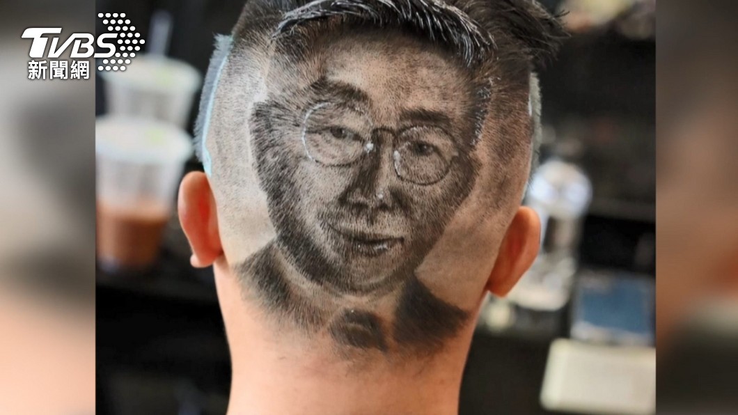 Supporter shaves Ko Wen-je’s face in hair (TVBS)