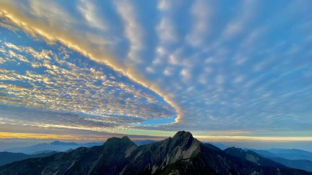 Arc-shaped cloud system mesmerizes early risers in Yushan (Courtesy of Cheng Ming-dean’s Facebook)