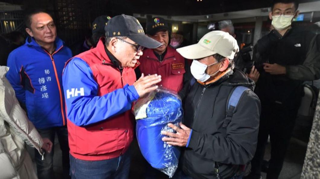 Hou Yu-ih aids homeless in cold snap initiative (Courtesy of New Taipei City Government)