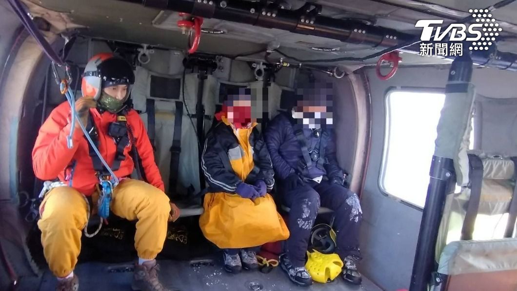 Hikers rescued by helicopter from Taichung mountains (TVBS News)