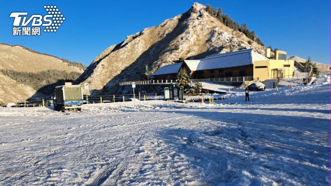Mount Hehuan wows visitors with 10cm snow blanket (TVBS News)