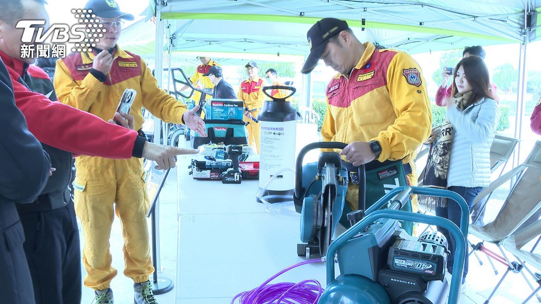 Medical tycoon donates equipment to boost rescue team (TVBS News)