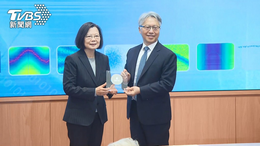 Taiwan unveils first home-built 5-qubit quantum computer (TVBS News)