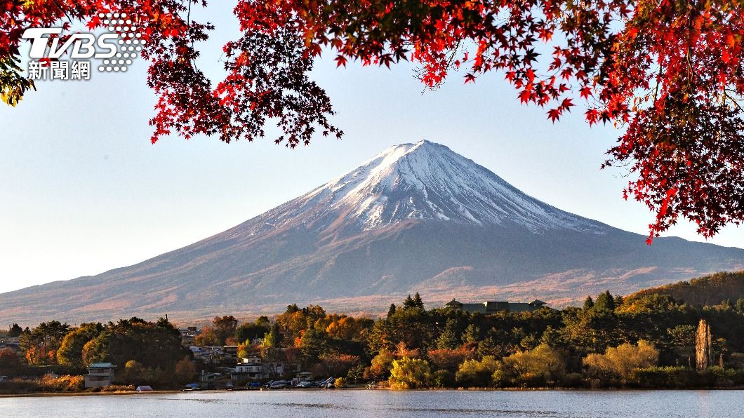 Mount Fuji to charge climbers NT$426 pass fee (Shutterstock)