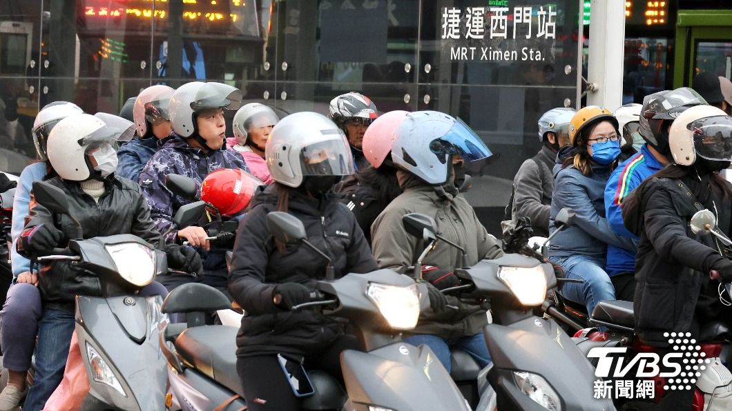 Northeast monsoon cools down Taiwan with chilly temperatures (TVBS News)