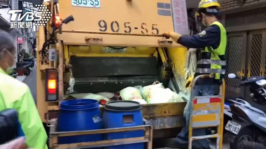Taoyuan’s garbage collectors gifted cash, donate to charity (TVBS News)