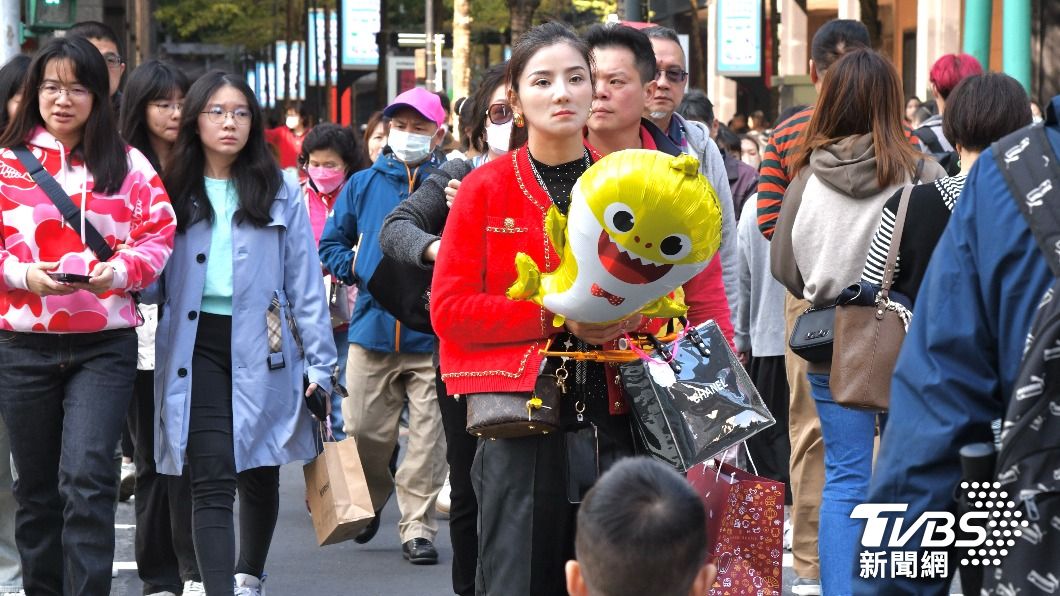 Taiwan enjoys warm weather as south winds prevail (TVBS News)