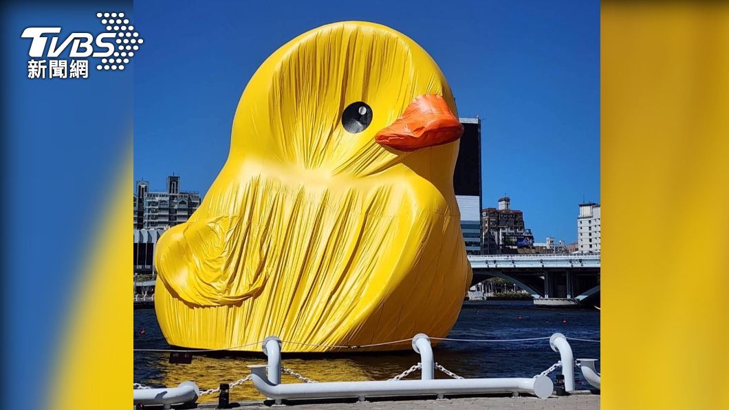 Iconic yellow duck in Kaohsiung collapses, repairs underway (TVBS News)