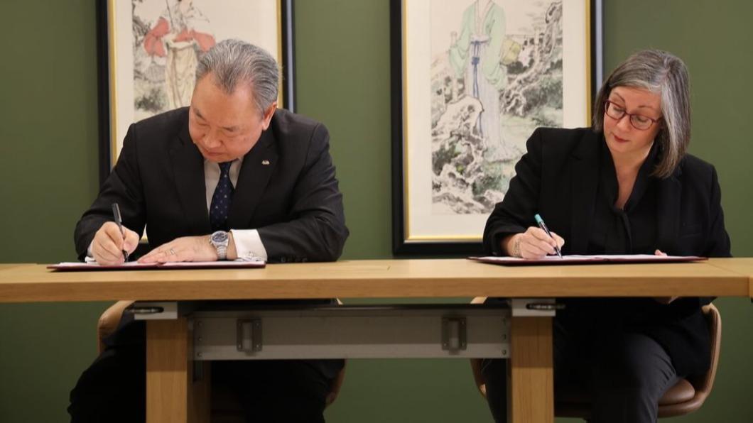 Managing Director Ingrid Larson of the AIT’s Washington headquarters (right) (AIT)