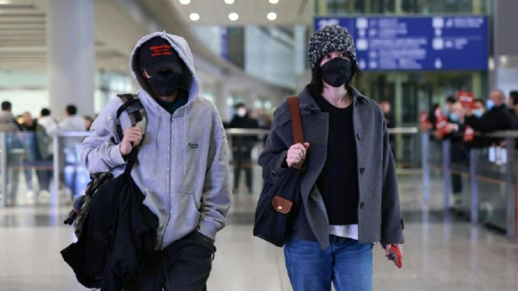 Nicholas Tse and Wang Fei charm fans with Beijing trip (Courtesy of Weibo)
