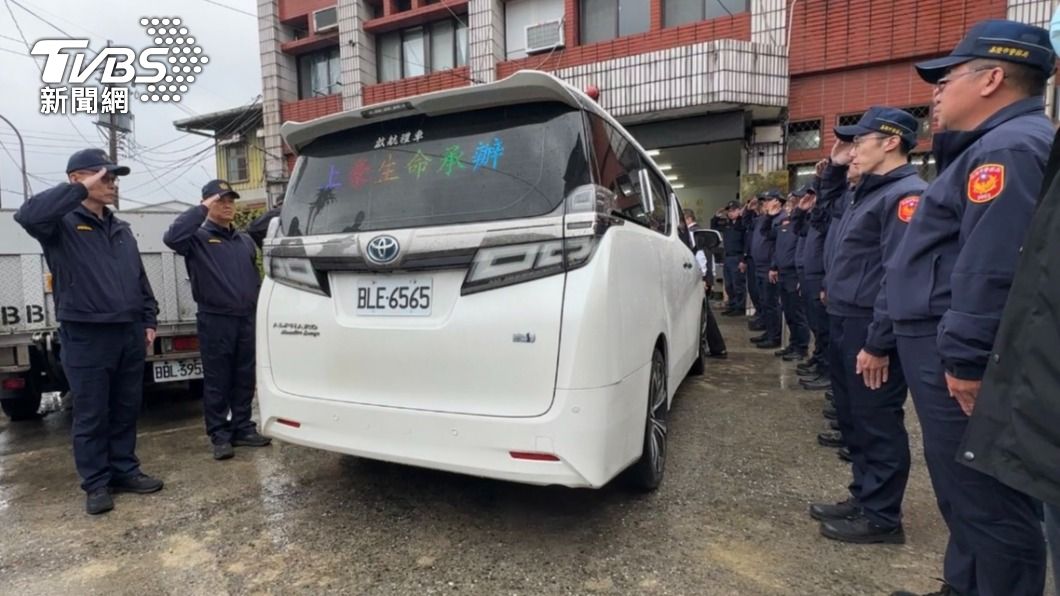 Community mourns fallen officer Su Yu-hung in Keelung (TVBS News)