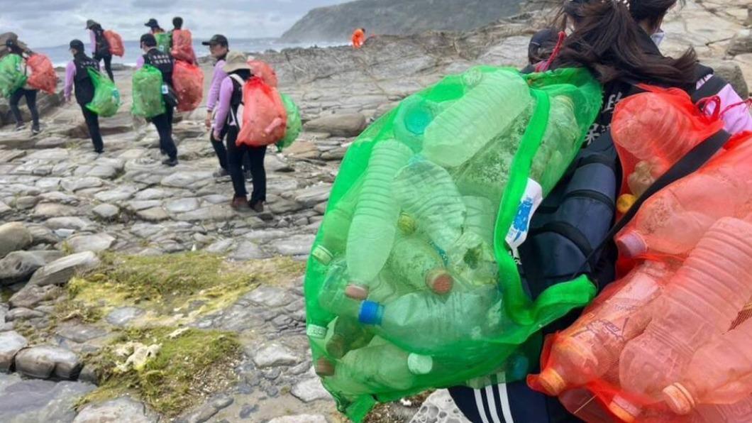 Pingtung’s cleanup: over 3K bottles removed from coasts (Courtesy of Pingtung’s Environmental Protec