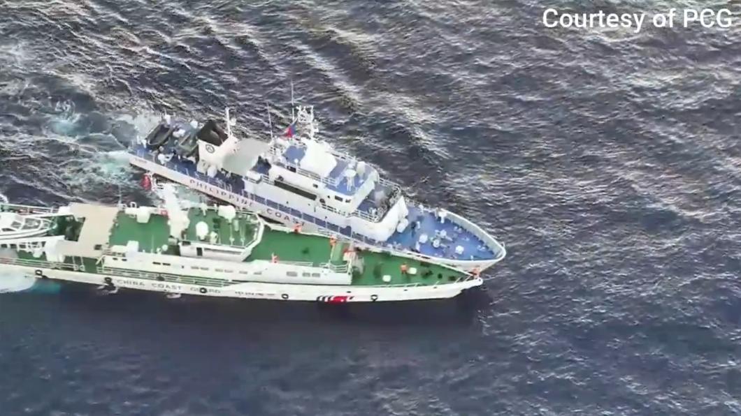 Philippines alleged Chinese boats crashed into them (Photo courtesy of X/@jaytaryela via TVBS News)
