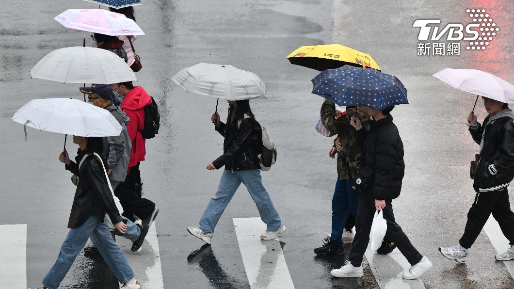 Taiwan on alert for 2024’s first potential typhoon ’Ewiniar’ (TVBS News)