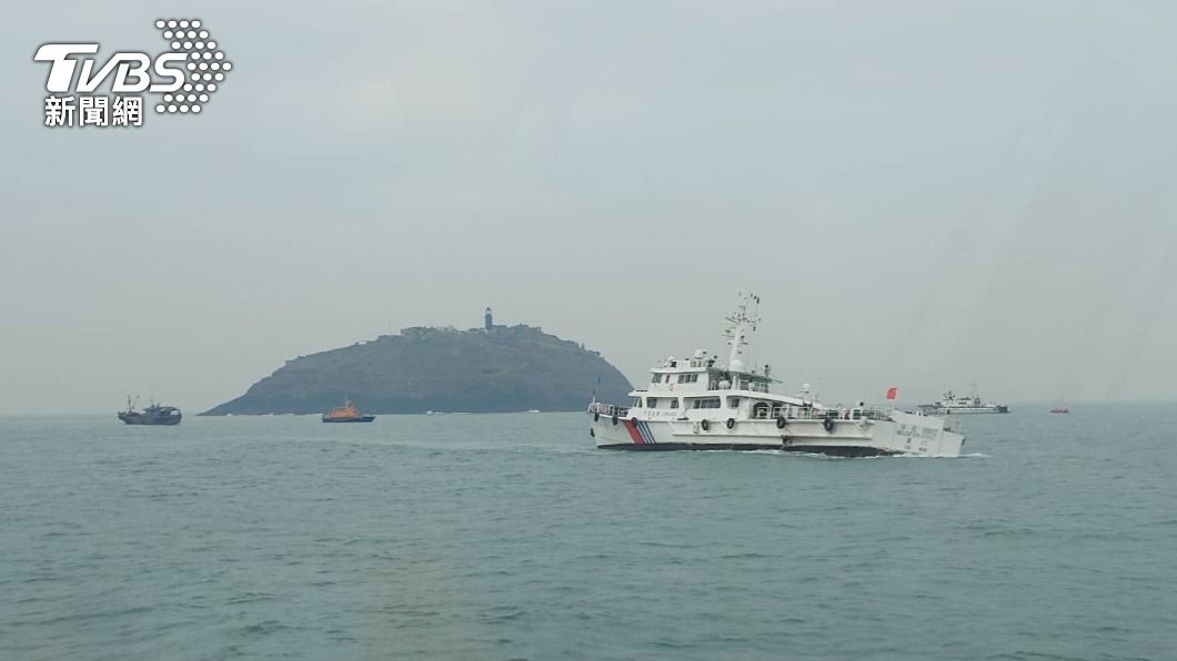 Taiwanese fishermen rescued by Chinese Coast Guard (TVBS News)