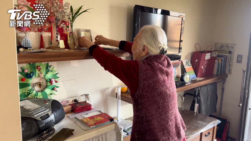 Taipei offers doorstep garbage collection for older adults (TVBS News)