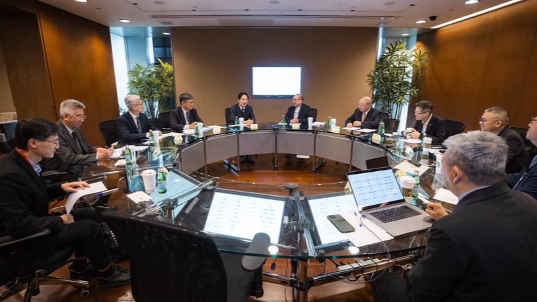 VP Lai Ching-te explores AI and 5G with Quanta (Courtesy of Presidential Office)