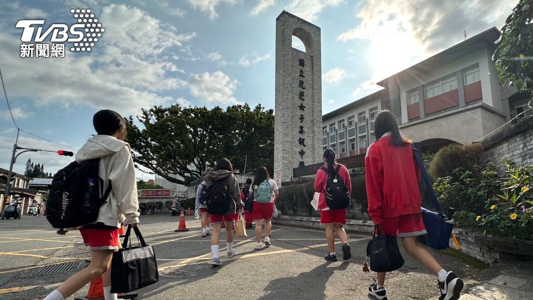 Hualien students return to school after devastating quake (TVBS News)