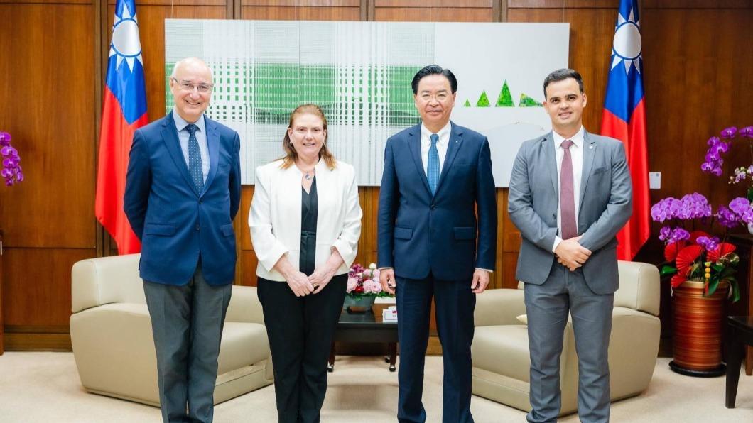Brazilian deputies donate $10K to Taiwan earthquake relief (Courtesy of MOFA)