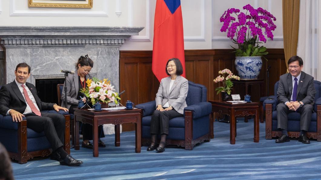 Tsai meets with New Zealand delegation (Courtesy of the Presidential Office)