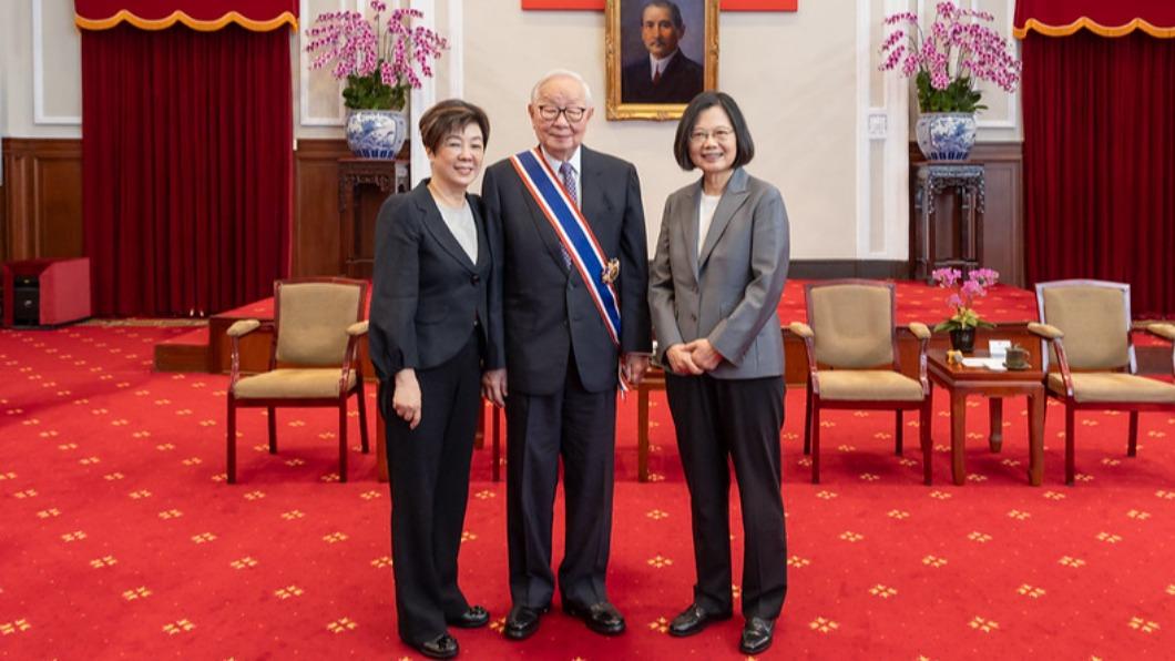 President Tsai honors TSMC’s Morris Chang with top award (Courtesy of Presidential Office)