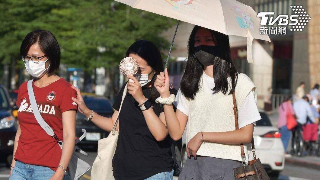 Taiwan sweats under severe heatwave, CWA issues warnings (TVBS News)