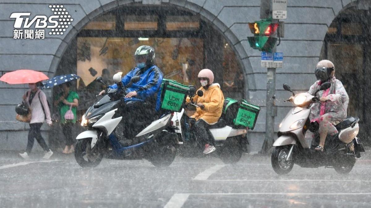 Tropical depression nears Taiwan, could become fifth typhoon (TVBS News)