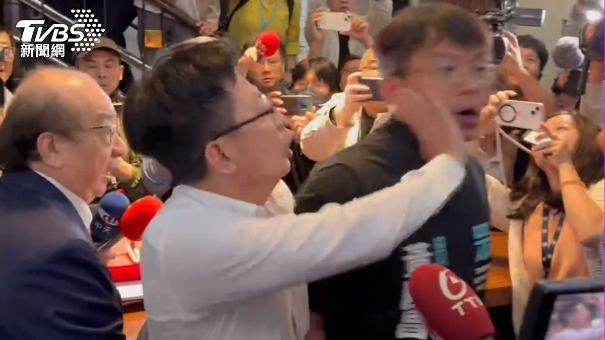 Lawmakers clash at Legislative Yuan over reform bills (TVBS News)