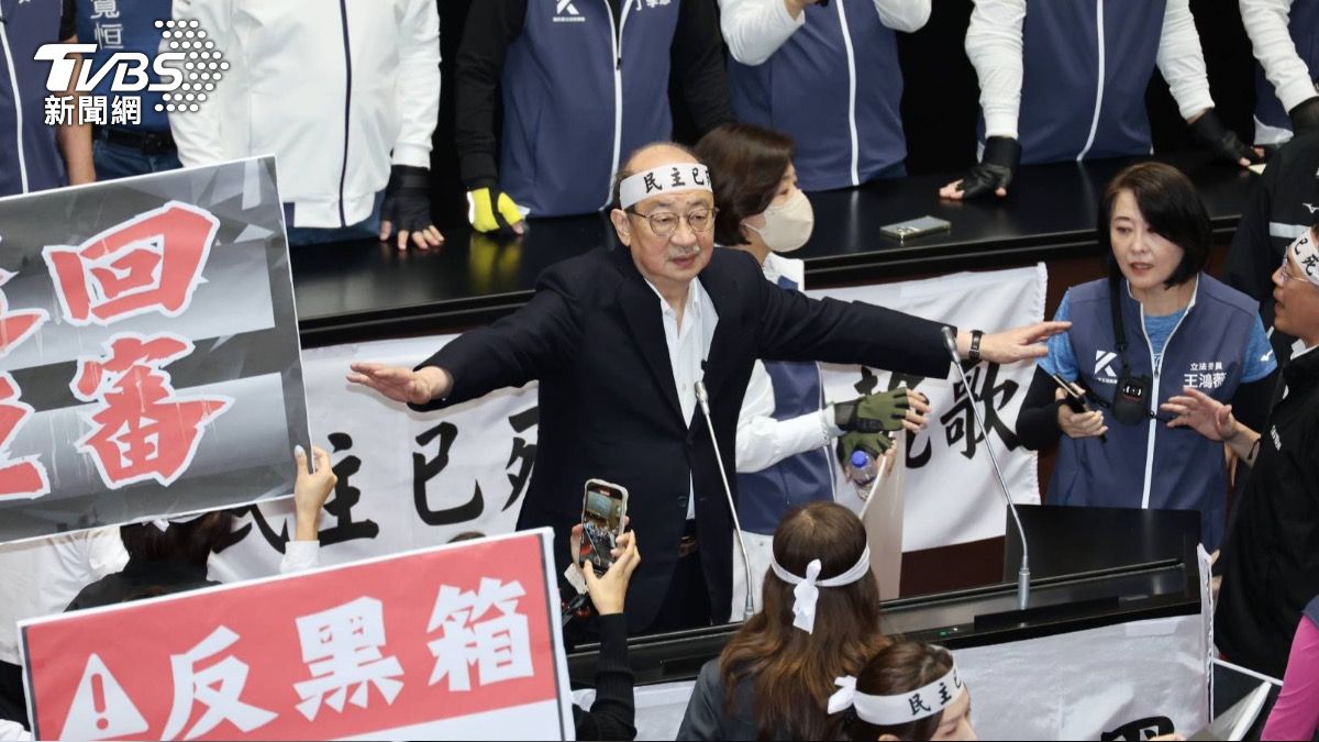 Legislative Yuan erupts in verbal clash over reform bills (TVBS News)