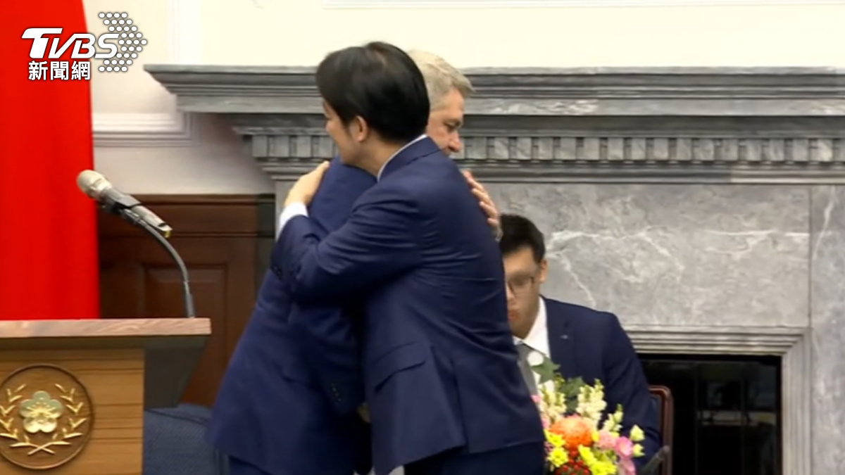 US delegation visits Taiwan, pledges support for peace (TVBS News)