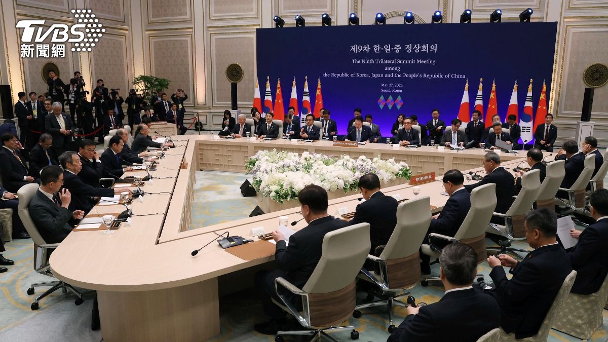 Asian leaders agree to resume FTA talks at trilateral summit (AP)