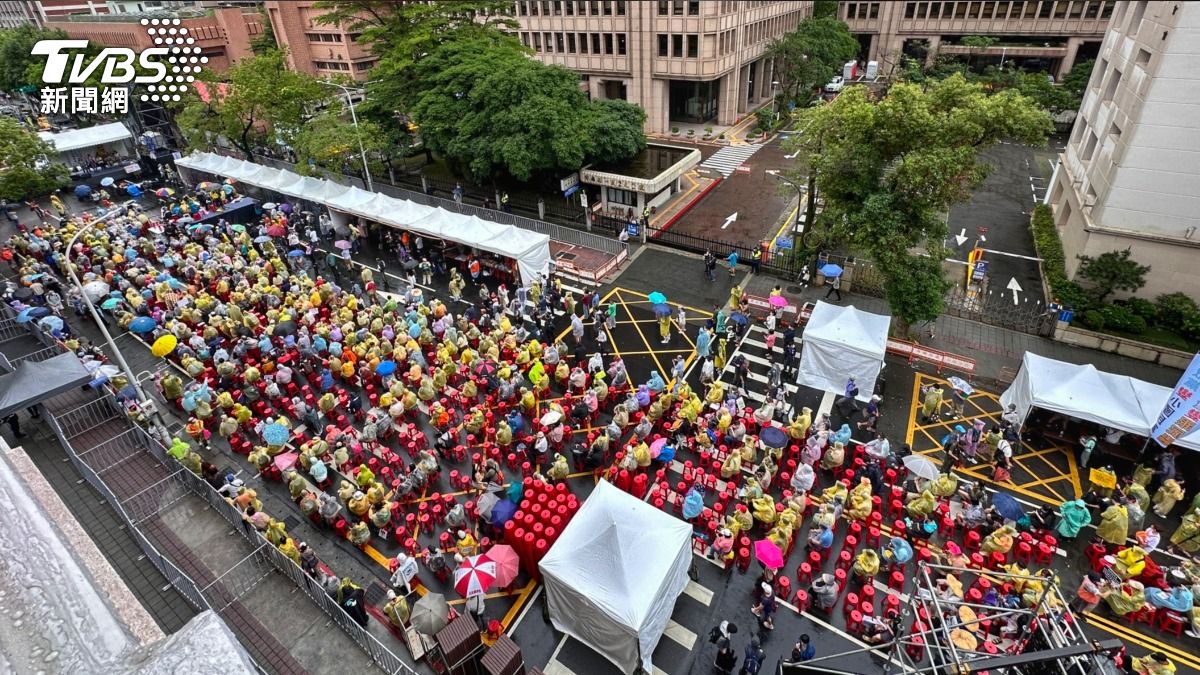 Citizens brave rain for parliamentary reform in Taipei (TVBS News)