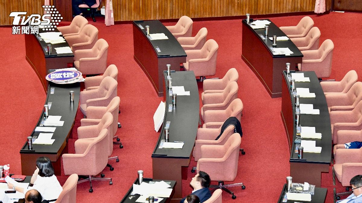 KMT legislators stage walkout during Premier’s policy report (TVBS News)