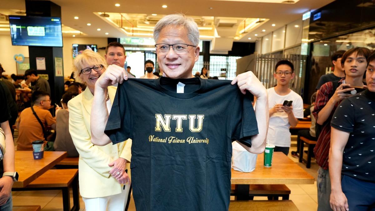 Nvidia CEO surprises students at NTU (Courtesy of NTU/Facebook)