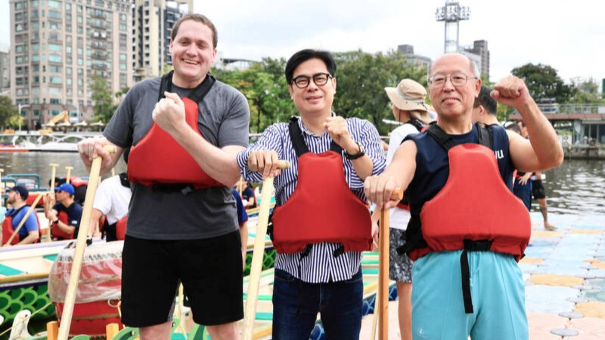 Rain doesn’t dampen spirits at dragon boat session (Courtesy of Kaohsiung City Government)
