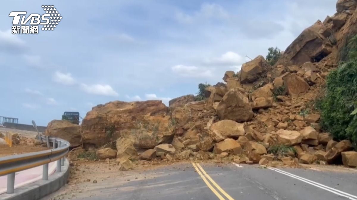 Landslide traps vehicles in Keelung City, casualties unknown (TVBS News)