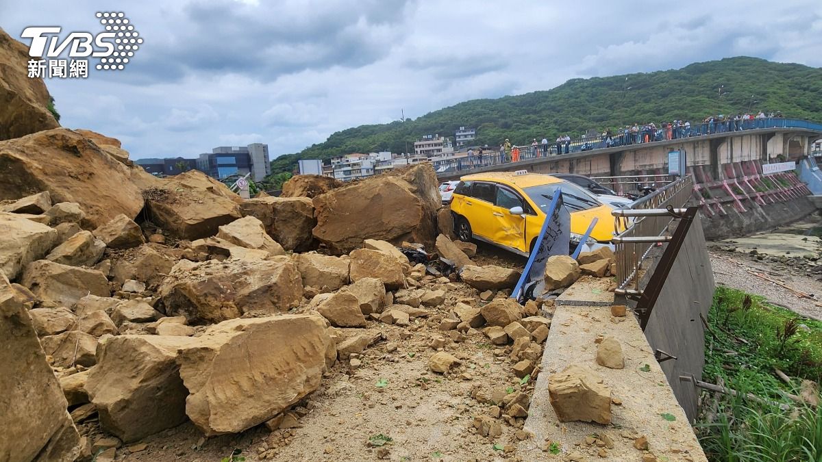 Landslide in Keelung injures two, traps vehicles (TVBS News)