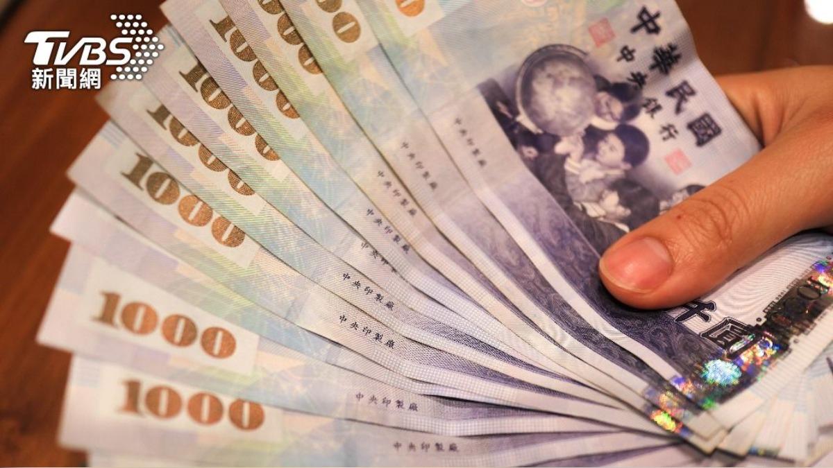 Taiwan to raise salaries for military and public workers (Shutterstock)