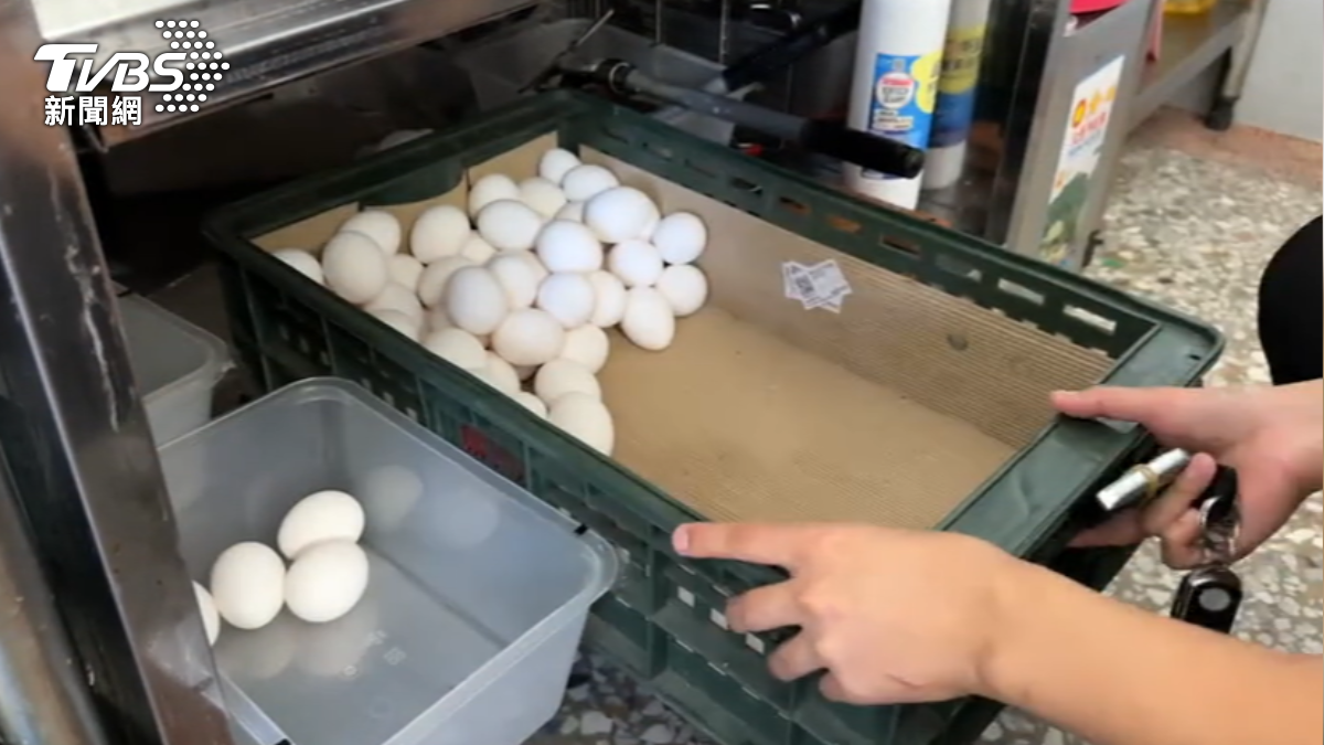 Taipei egg prices hit three-year low amid market slump (TVBS News)