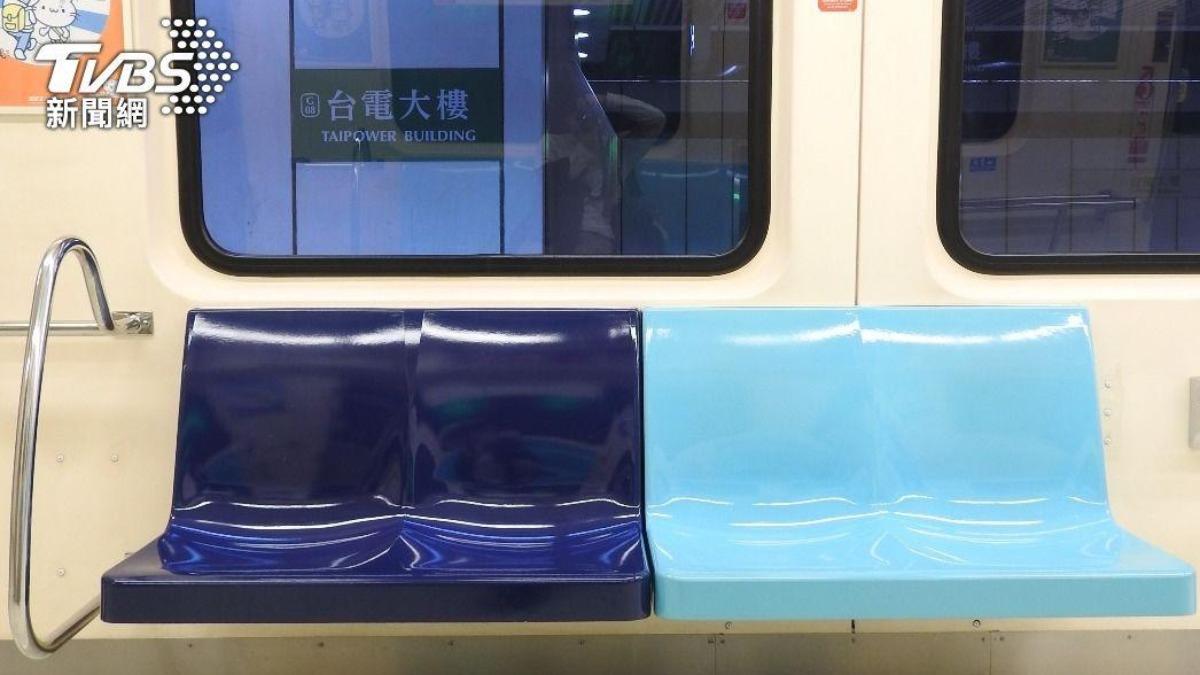 MOHW minister backs priority seating on public transit (Shutterstock)