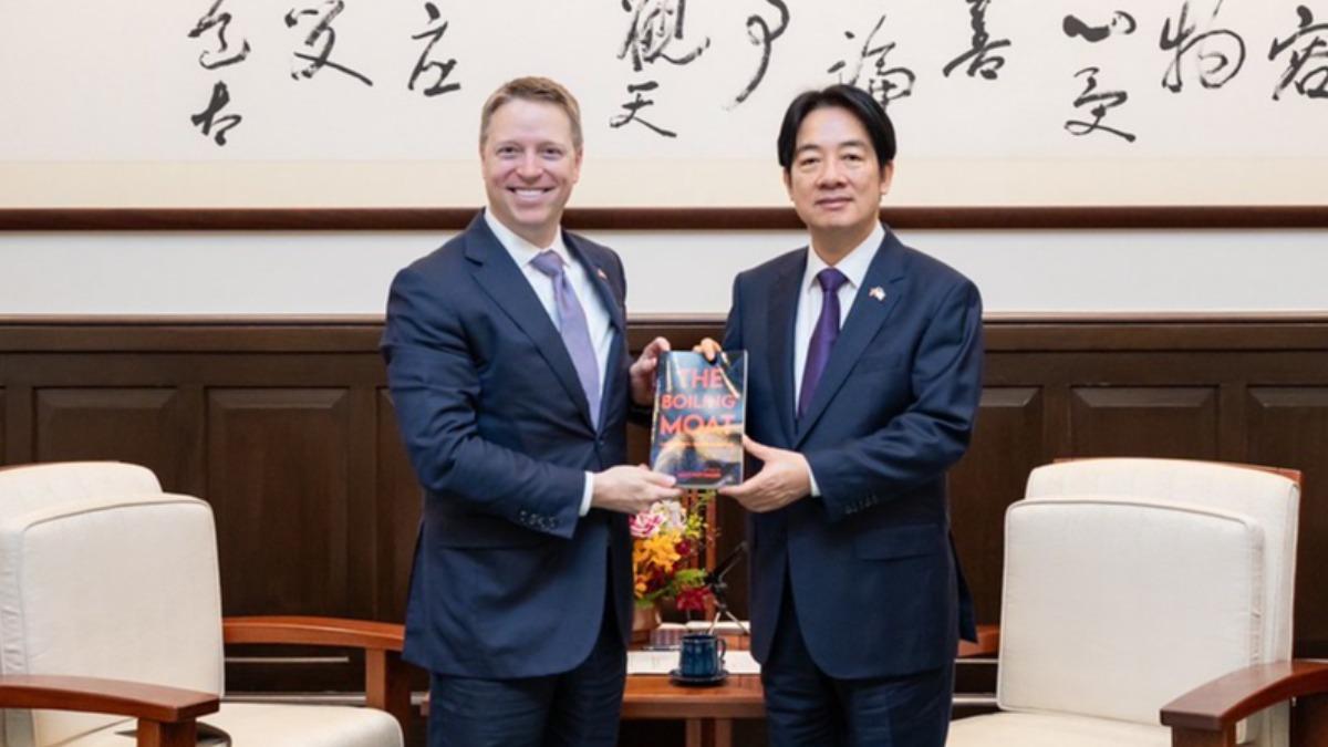 Matt Pottinger presents new book to Taiwan’s president (Courtesy of the Presidential Office)