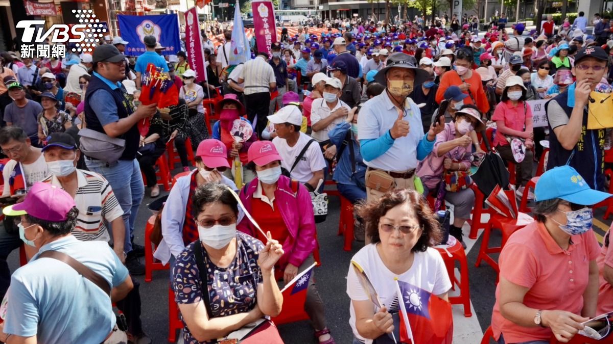 Taipei sees large turnout for, against legislative changes (TVBS News)