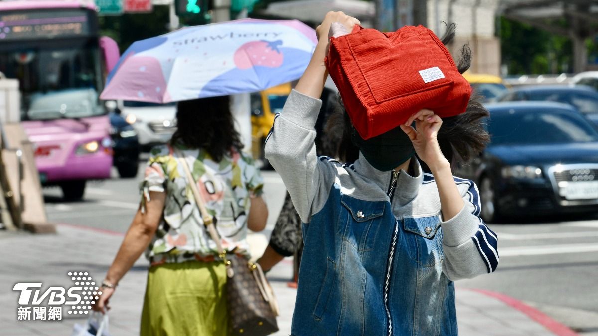 Taiwan braces for more hot weather, sporadic showers Friday (TVBS News)