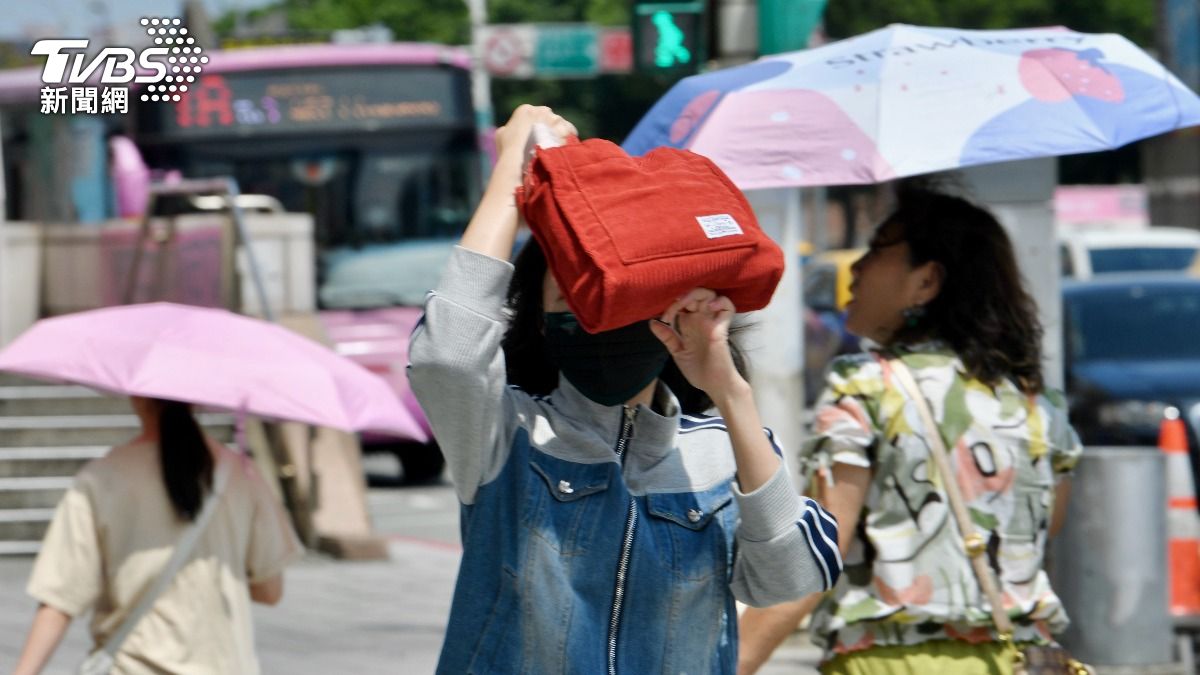 Scorching temperatures hit Taiwan amid clear skies (TVBS News)